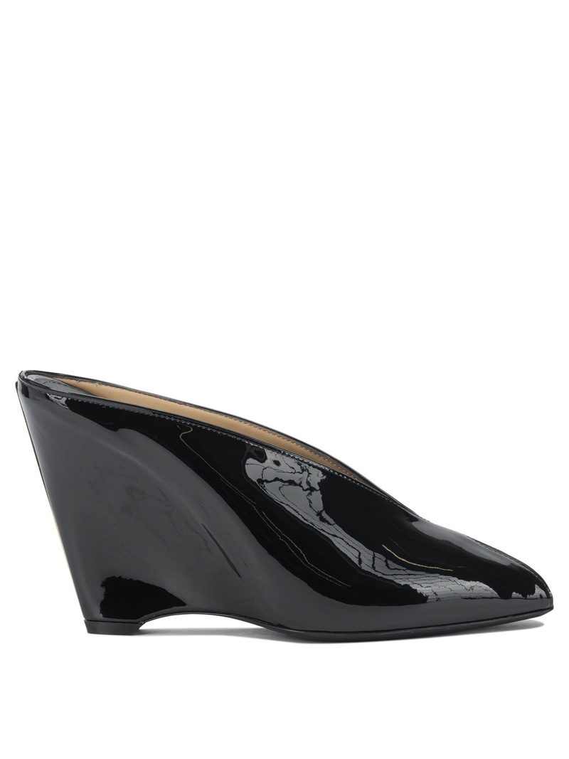 Heeled shoes