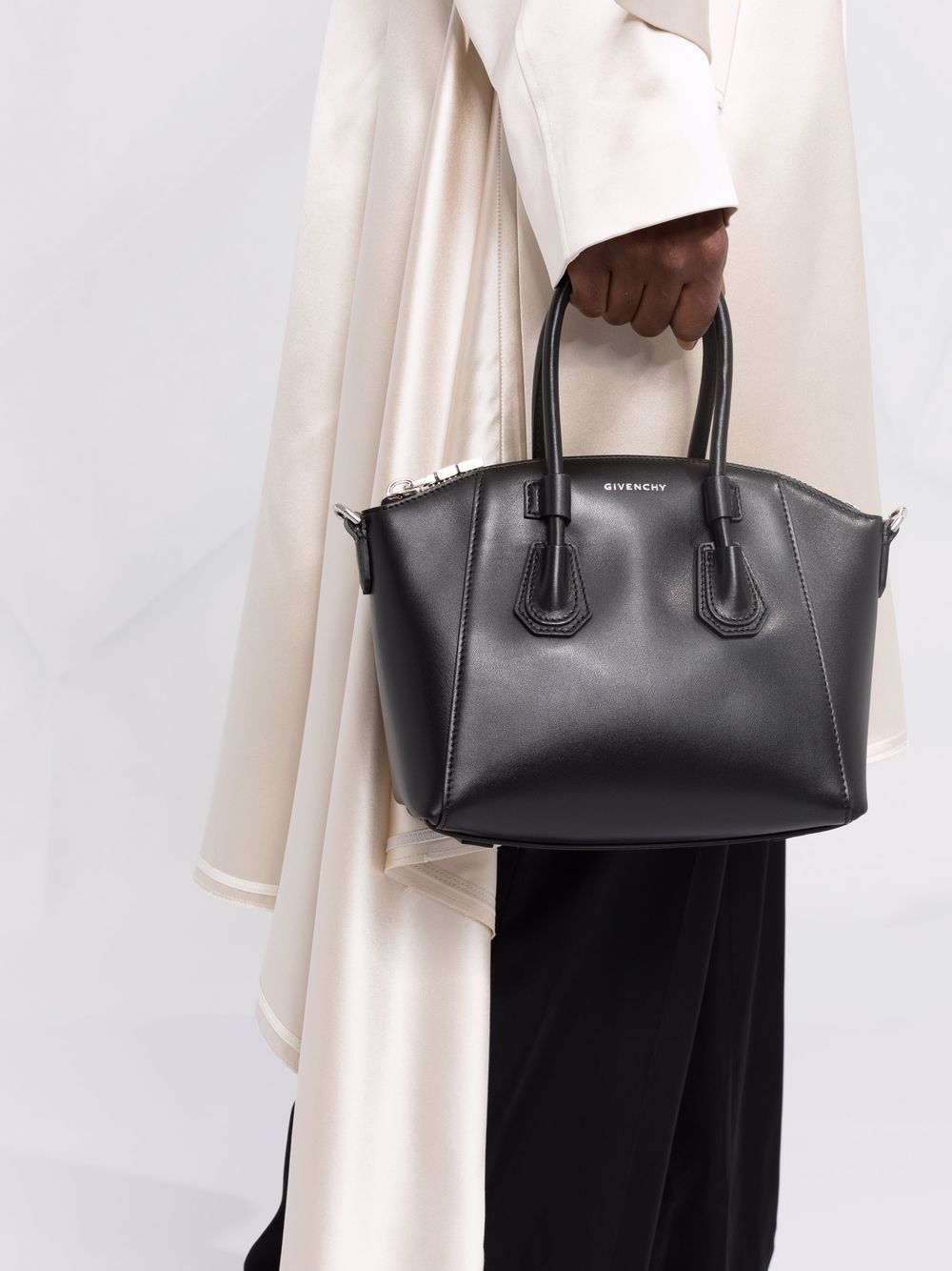 Givenchy Bags.. Black BB50NVB1A4ANTIGONA001 (GIVENCHY / ハンドバッグ・ショルダーバッグ ) | GIVENCHY (ジバンシィ)(2)