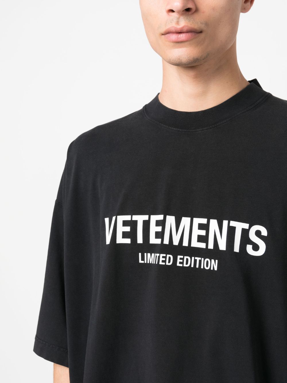 Vetements T-shirts and Polos Black UE54TR170BBLACK (VETEMENTS / Tシャツ・カットソー ) | VETEMENTS (ヴェトモン)(2)