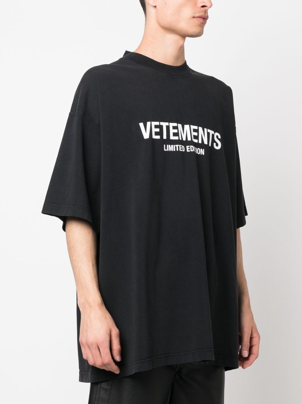 Vetements T-shirts and Polos Black UE54TR170BBLACK (VETEMENTS / Tシャツ・カットソー ) | VETEMENTS (ヴェトモン)(3)