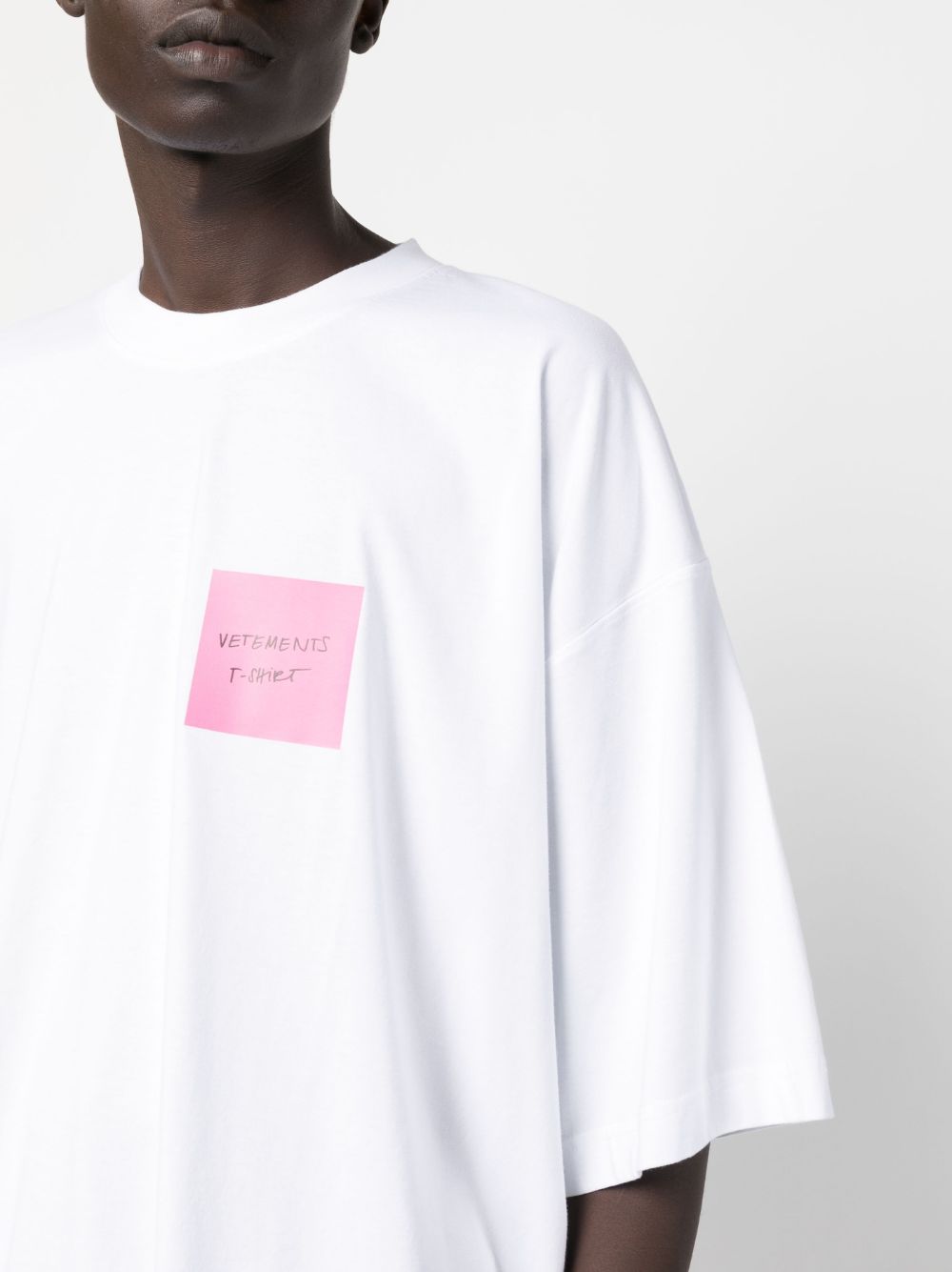 Vetements T-shirts and Polos White UE54TR290WWHITE (VETEMENTS / Tシャツ・カットソー ) | VETEMENTS (ヴェトモン)(2)