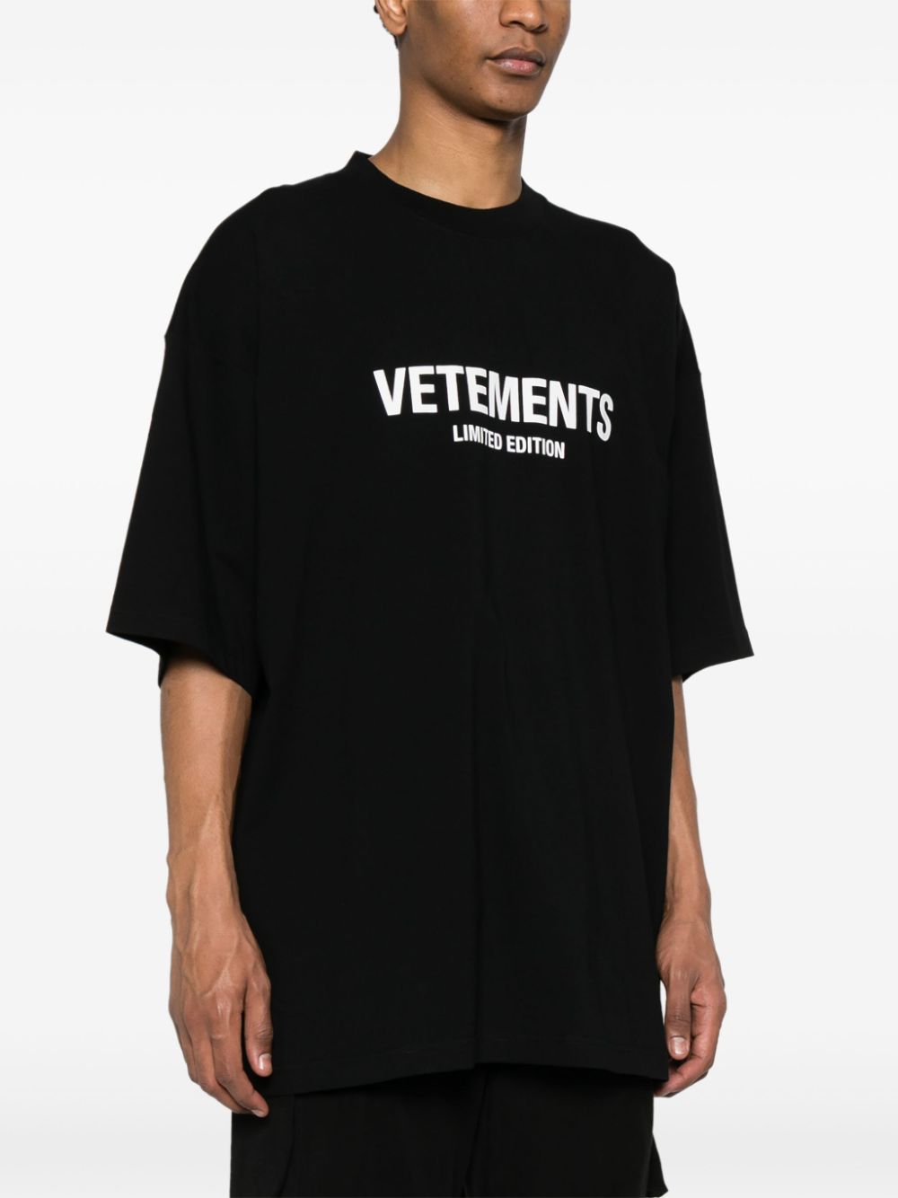 Vetements T-shirts and Polos Black UE64TR800BBLACKWHITE (VETEMENTS / Tシャツ・カットソー ) | VETEMENTS (ヴェトモン)(2)