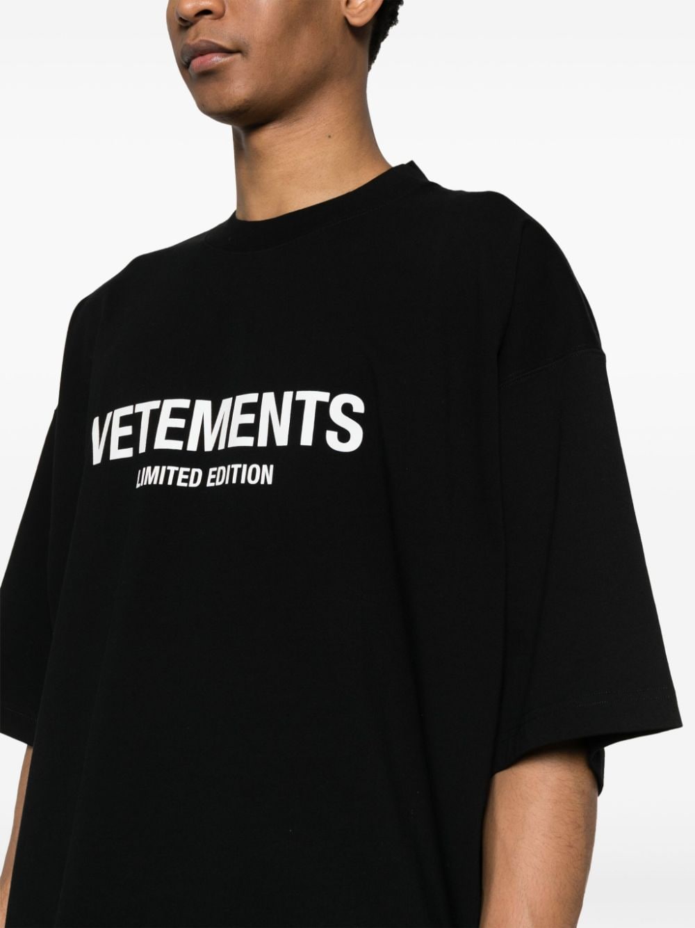 Vetements T-shirts and Polos Black UE64TR800BBLACKWHITE (VETEMENTS / Tシャツ・カットソー ) | VETEMENTS (ヴェトモン)(3)