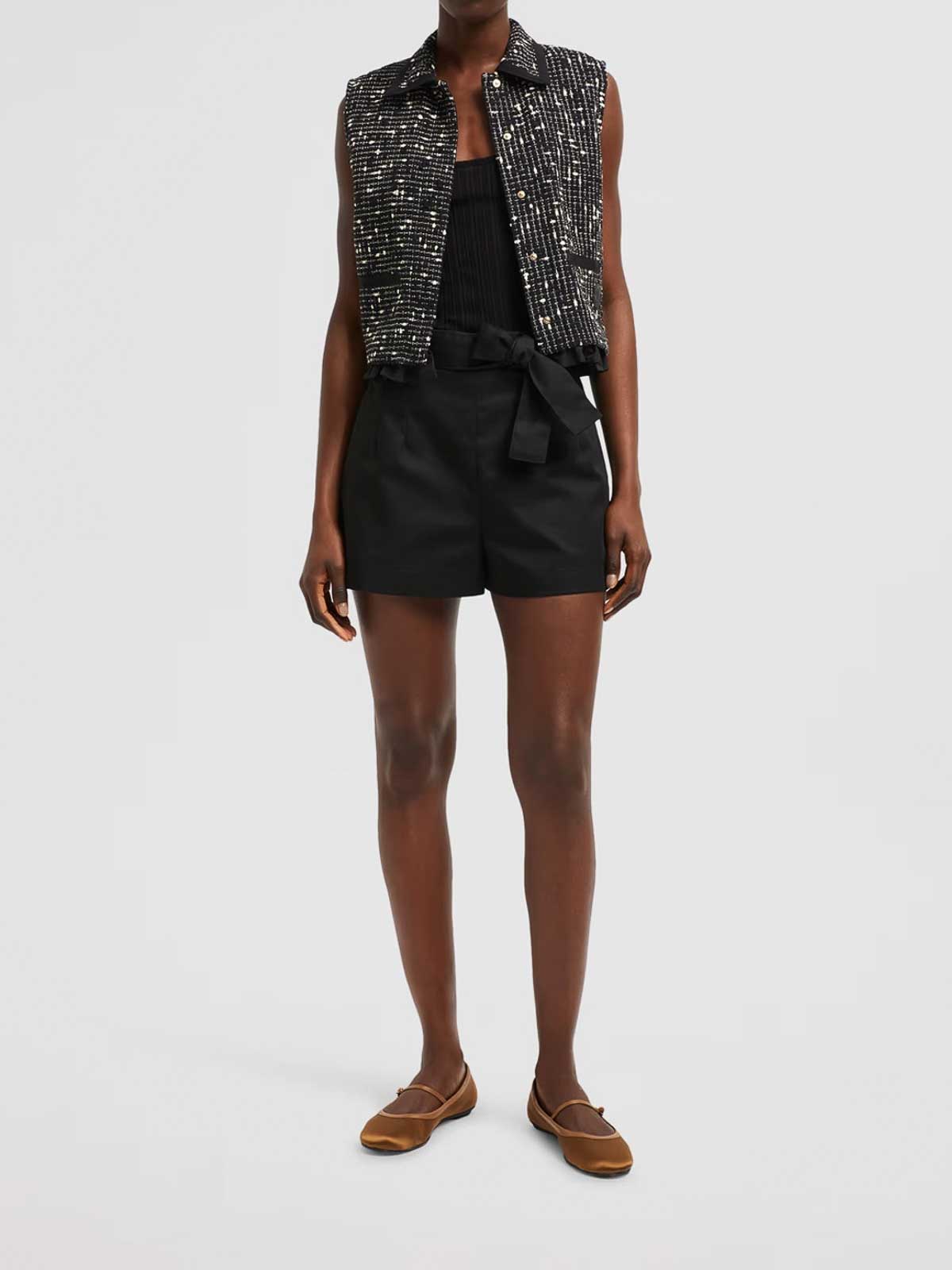 Belted Bermuda Shorts 2B0001954A36999 (Moncler / ショートパンツ ) | Moncler (モンクレール)(1)