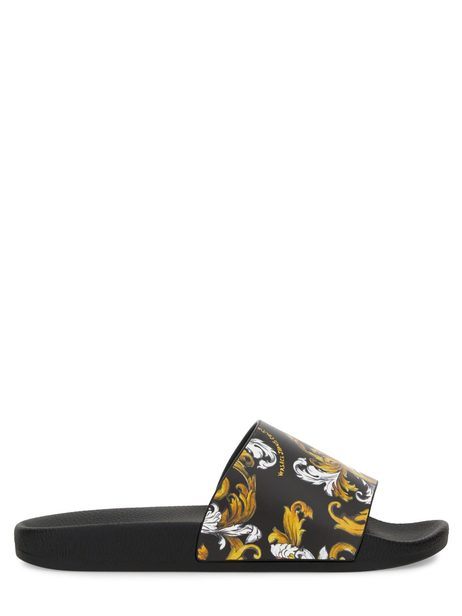SLIDE SANDAL WITH LOGO 78VA3SQ3ZS365G89 (VERSACE JEANS COUTURE / サンダル ) | VERSACE JEANS COUTURE (ヴェルサーチェ ジーンズ クチュール)