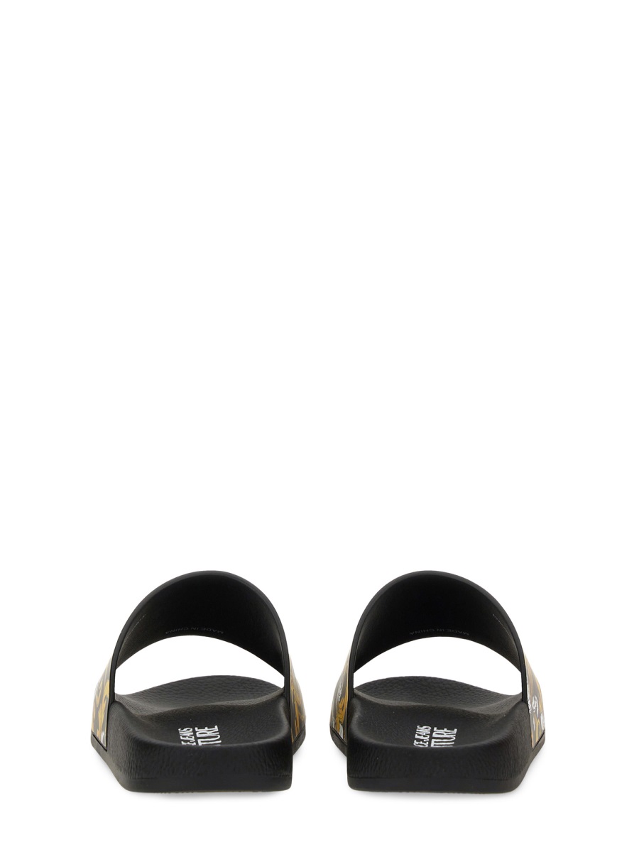 SLIDE SANDAL WITH LOGO 78VA3SQ3ZS365G89 (VERSACE JEANS COUTURE / サンダル ) | VERSACE JEANS COUTURE (ヴェルサーチェ ジーンズ クチュール)(2)