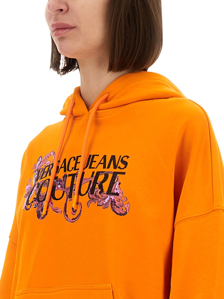 HOODIE WITH LOGO AND CRYSTALS 78HAIC05CF00C565 (VERSACE JEANS COUTURE / スウェット・フーディー ) | VERSACE JEANS COUTURE (ヴェルサーチェ ジーンズ クチュール)(3)