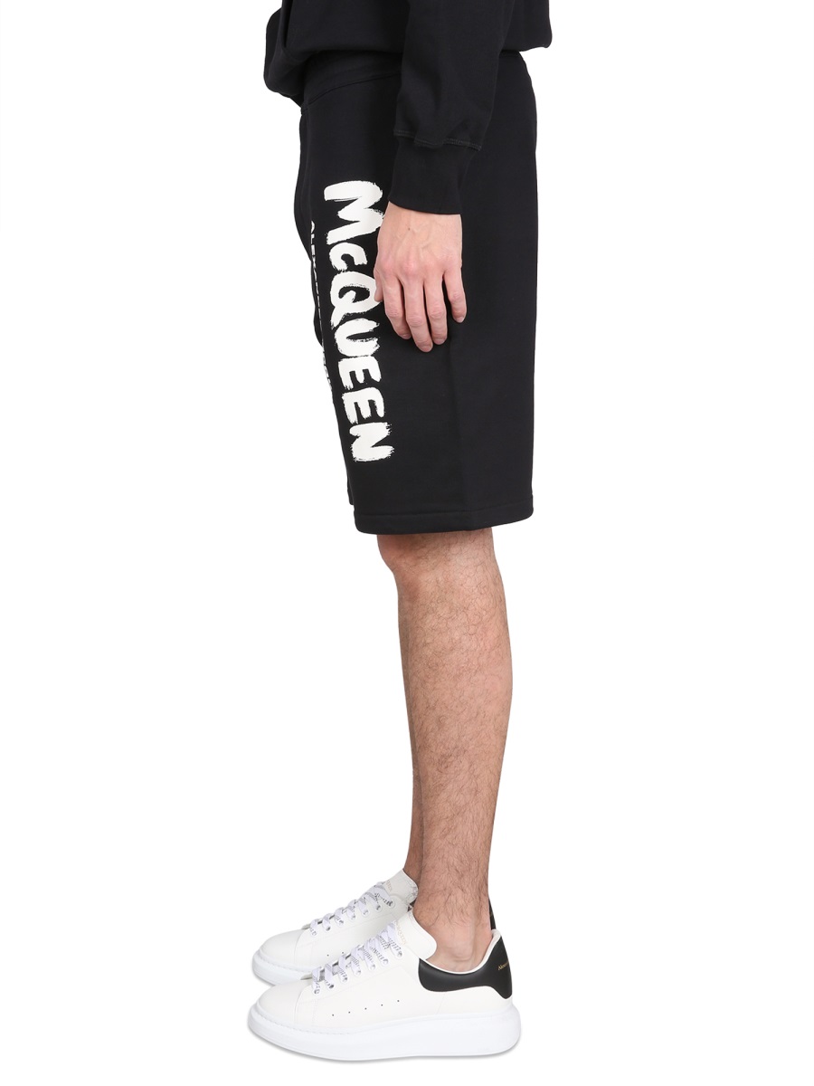 BERMUDA SHORTS WITH GRAFFITI LOGO PRINT 688717QTZ810901 (Alexander McQUEEN / ショートパンツ ) | Alexander McQUEEN (アレキサンダー・マックイーン)(2)