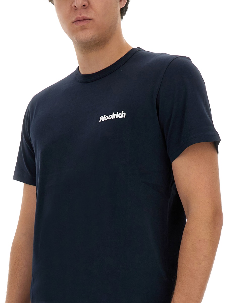 Tシャツ・カットソー WOOLRICH SS24 T-SHIRT WITH LOGO (CFWOTE0120MR_UT29263989) Men's Striped Pure Cotton T-Shirt with Logo white | Woolrich US