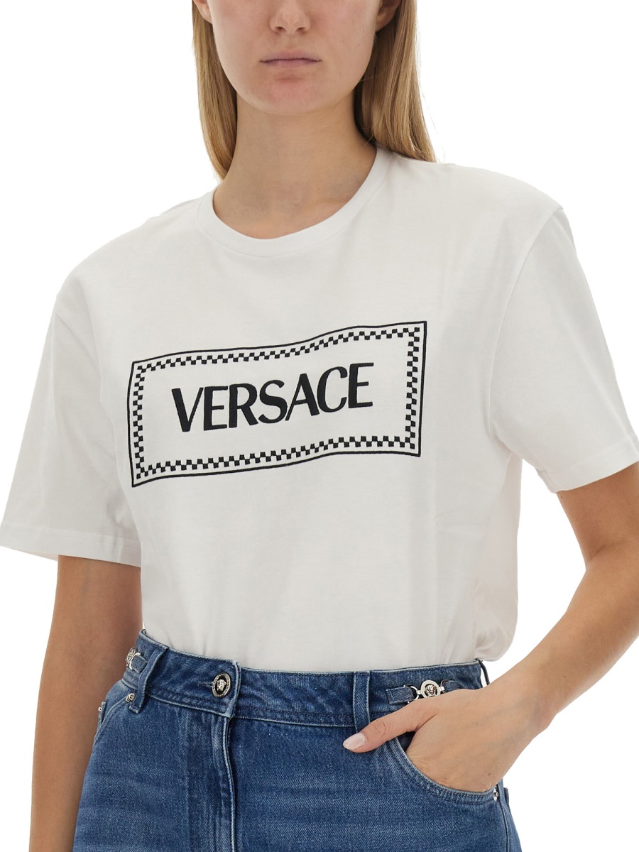 T-SHIRT WITH '90S VINTAGE LOGO 10118821A085732W020 (VERSACE / Tシャツ・カットソー ) | VERSACE (ヴェルサーチェ)(3)