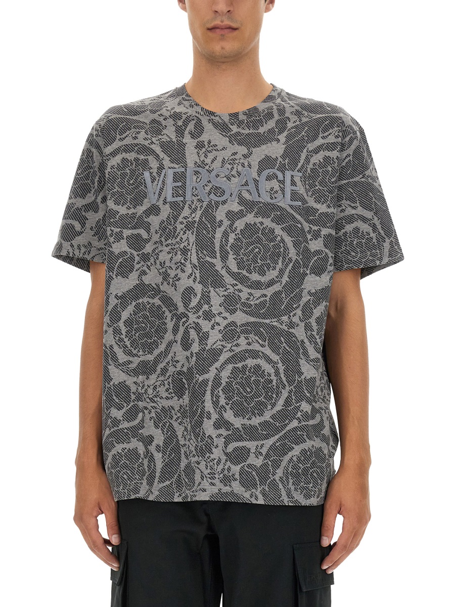 SILHOUETTE BAROQUE LOGO T-SHIRT 10125481A090372ED10 (VERSACE / Tシャツ・カットソー ) | VERSACE (ヴェルサーチェ)