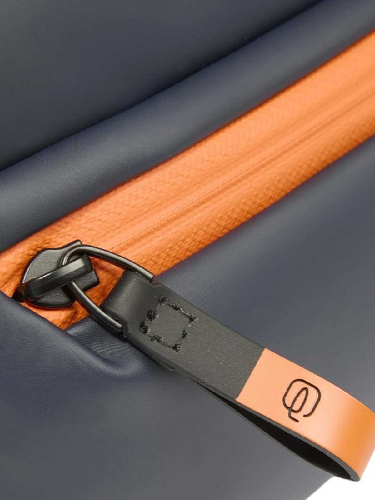 Pochette Porta Ipadmini In Tessuto Gommato AC6492C2OWBLU (PIQUADRO / ハンドバッグ・ショルダーバッグ ) | PIQUADRO (ピクアドロ)(4)