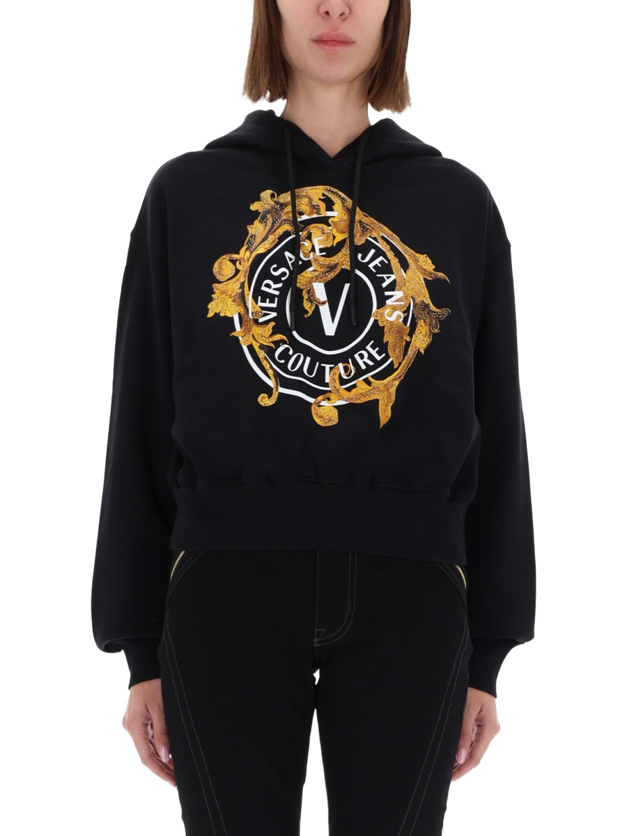 "V-EMBLEM BAROQUE" SWEATSHIRT 79HAIE01CF00EG89 (VERSACE JEANS COUTURE / スウェット・フーディー ) | VERSACE JEANS COUTURE (ヴェルサーチェ ジーンズ クチュール)