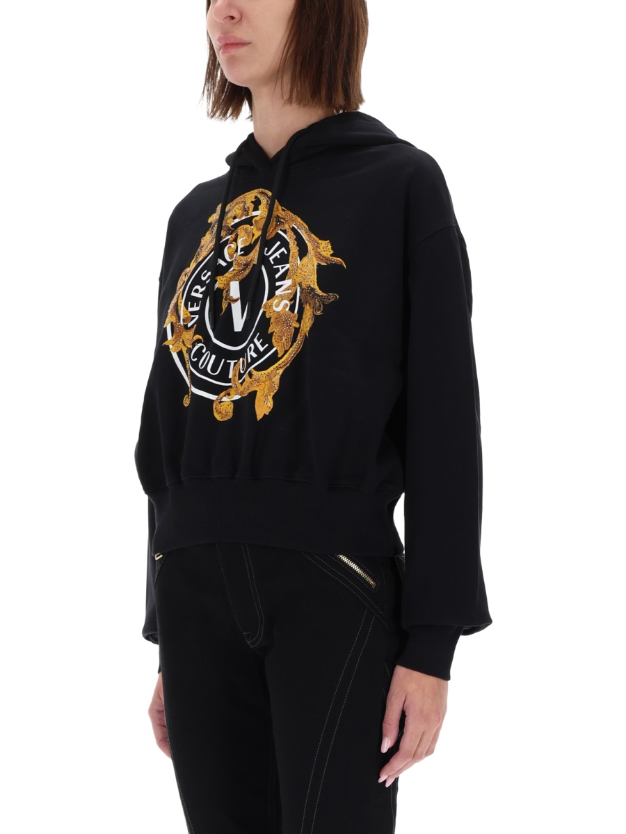 "V-EMBLEM BAROQUE" SWEATSHIRT 79HAIE01CF00EG89 (VERSACE JEANS COUTURE / スウェット・フーディー ) | VERSACE JEANS COUTURE (ヴェルサーチェ ジーンズ クチュール)(3)