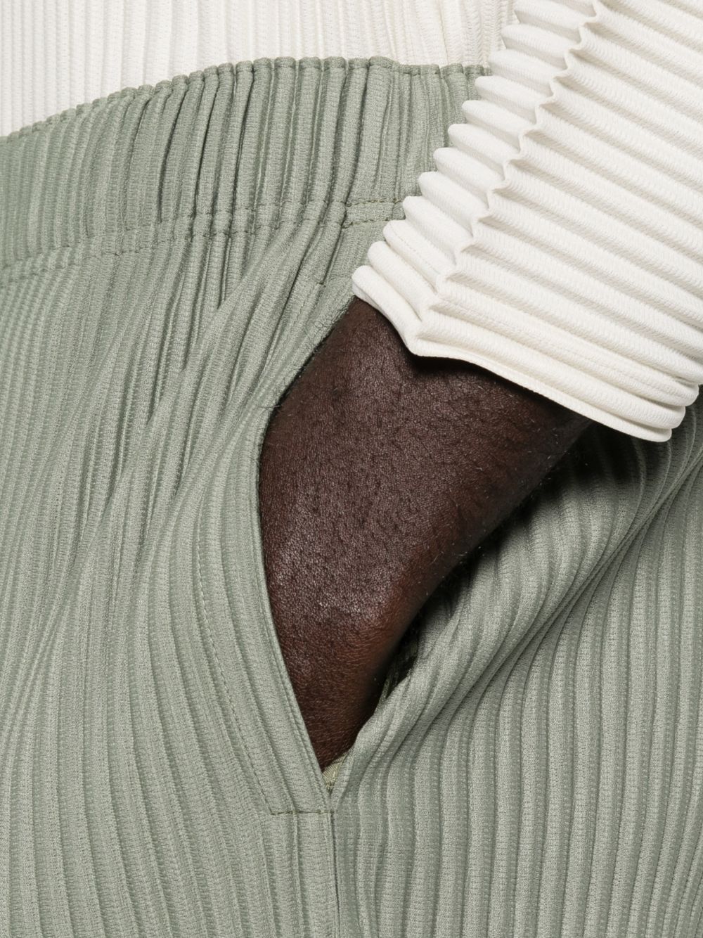 HOMME PLISSE' ISSEY MIYAKE Trousers Green HP58JF11464 (HOMME PLISSÉ ISSEY MIYAKE / パンツ ) | HOMME PLISSÉ ISSEY MIYAKE (オムプリッセ イッセイ ミヤケ)(3)