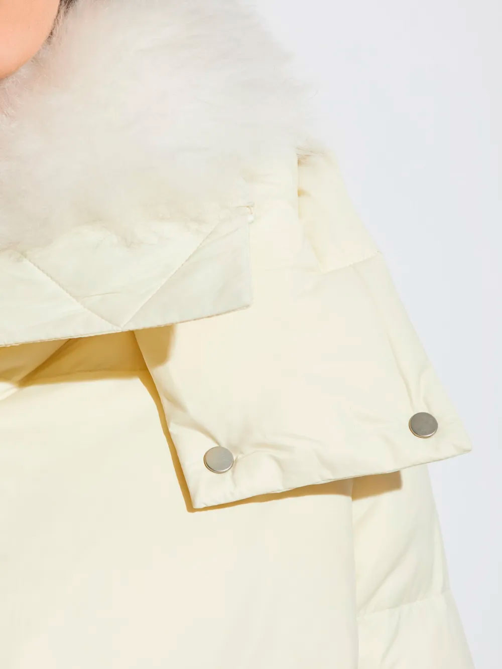 A LINE ICONIC HOODED DOWN JACKET WITH DETACHABLE LAMBSWOOL TRIM 24WFM01576M07WA1006 (YVES SALOMON / ダウンジャケット・コート ) | YVES SALOMON (イヴ サロモン)(4)
