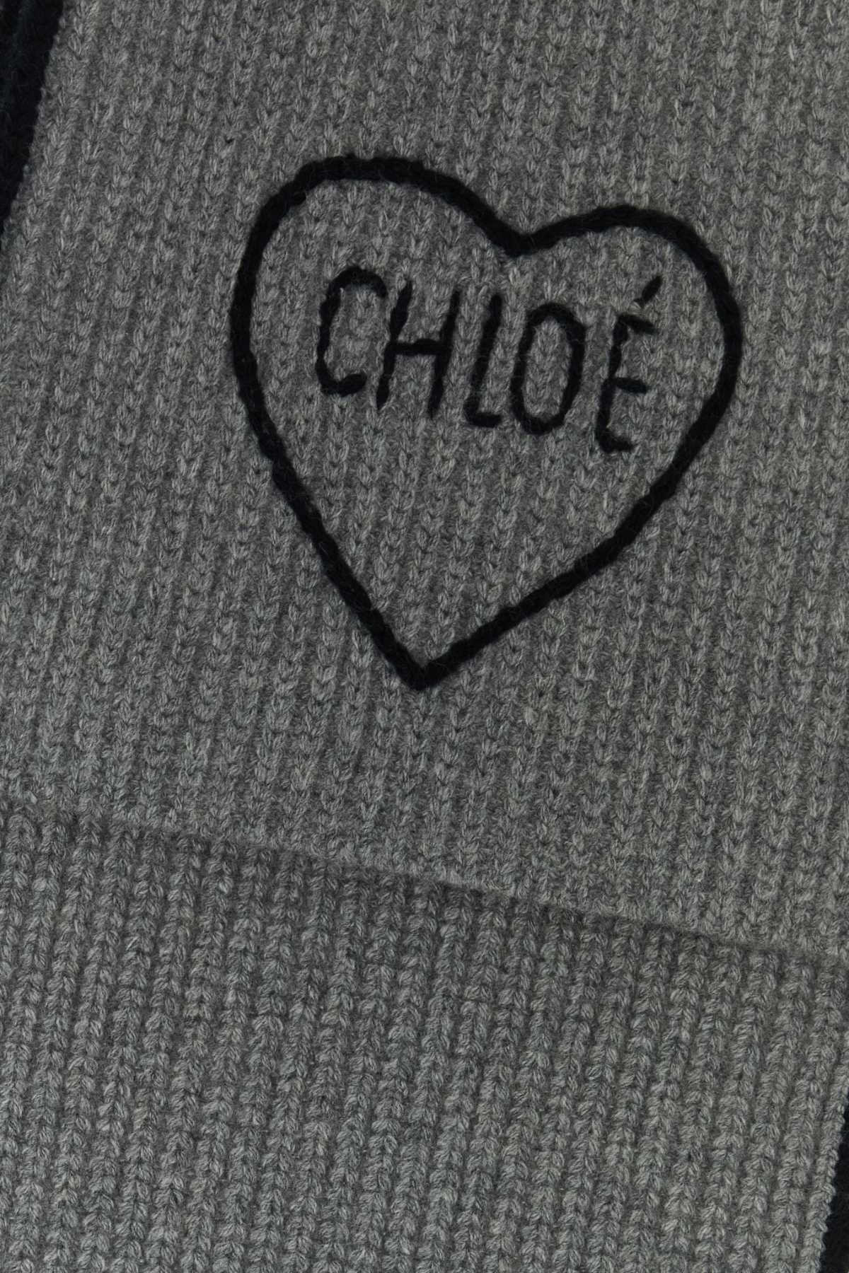 Grey wool Chloé Encoeur scarf CH26SKS05WCS012 (Chloé / スカーフ・マフラー ) | Chloé (クロエ)(1)