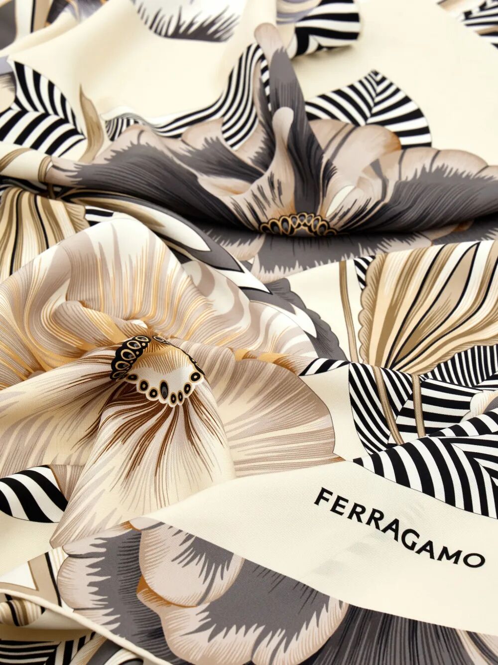BREZZA PRINT SILK SCARF 3102270789958AVORIONERO (FERRAGAMO / スカーフ・マフラー ) | FERRAGAMO (フェラガモ)(3)