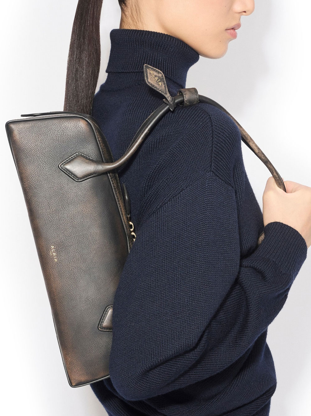 LE TECKEL MEDIUM BAG IN AGED LEATHER AA1S06033I154994 (ALAIA / ハンドバッグ・ショルダーバッグ ) | ALAIA (アライア)(1)