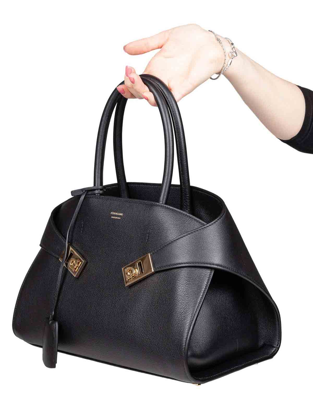 Hug Th M Handbag In Black Leather 215608001 (FERRAGAMO / トートバッグ ) | FERRAGAMO (フェラガモ)(1)