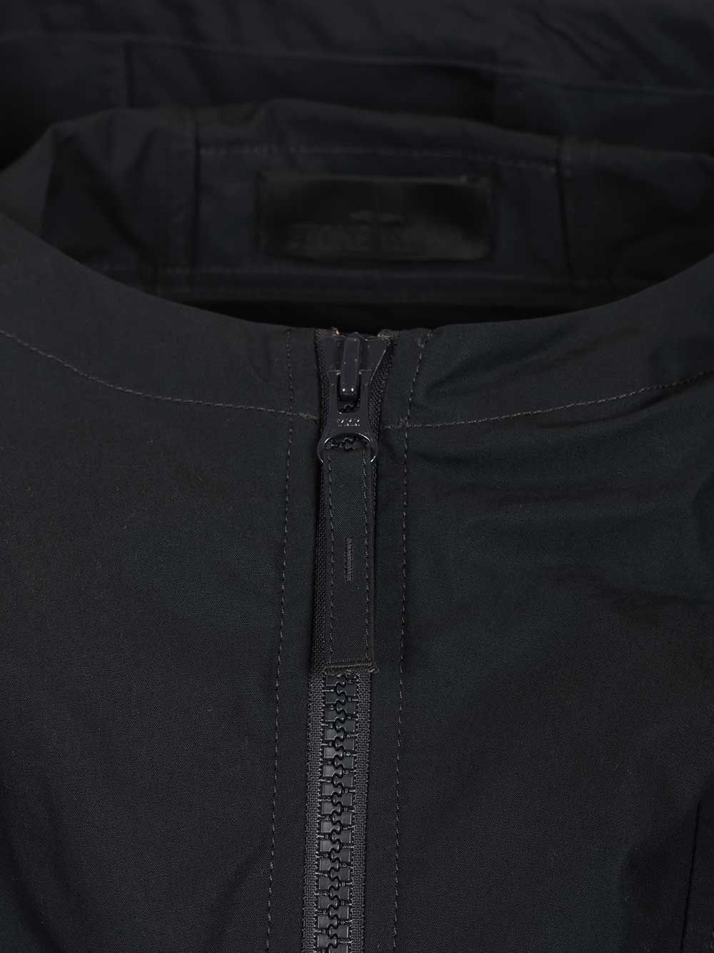 Hooded jacket in stretch organic cotton twill 4100037S0F01V0020 (STONE ISLAND / カジュアルジャケット ) | STONE ISLAND (ストーンアイランド)(3)