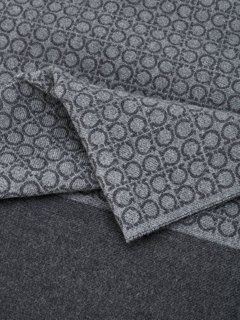 Ferragamo Scarfs GREY 527047671684003 (FERRAGAMO / スカーフ・マフラー ) | FERRAGAMO (フェラガモ)(2)